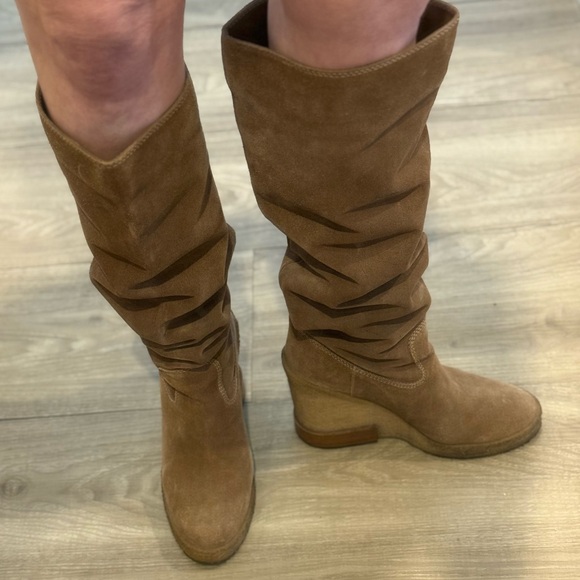 Tod's Shoes - Tods Tan Suede Boots with Platform Gum Heel - Size 38.5